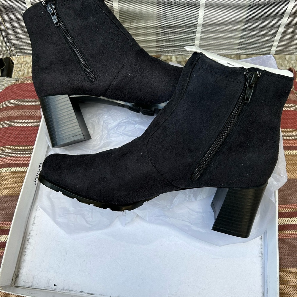 New Elegant Black Suede Ankle Boots NWOT - Picture 6 of 8